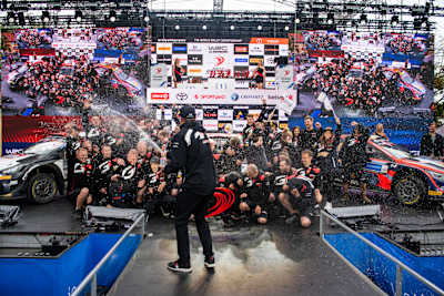 Kalle Rovanperä y Jonne Halttunen, del equipo TOYOTA GAZOO RACING WRT, celebran en el podio el primer puesto tras ganar el Campeonato del Mundo de Rallies en Tartu, Estonia.