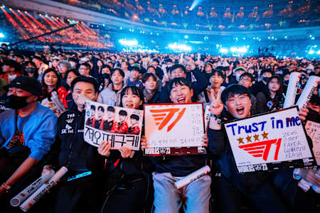 Fans supporten Fakers Team T1 während der Worlds in Seoul 2023.
