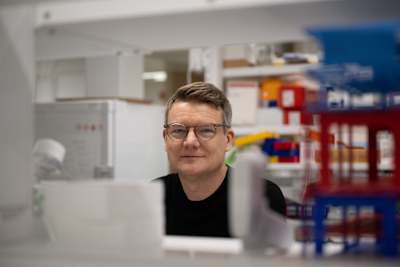 Christian Göritz poserar i laboratoriet på Karolinska Institutet i Stocholm där de bedriver ryggmärgsskadeforskning finansierad av Wings For Life-stiftelsen (januari 2026)
