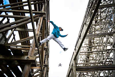 Silke Sollfrank performt während der Dreharbeiten zu Jason Paul's Wild Ride in Tripsdrill