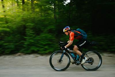La pilote américaine d'ultra-endurance Rebecca Rusch roule sur son gravel.