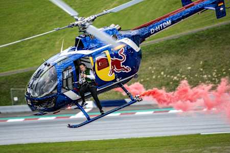 Un miembro del Percussive Planet Ensemble toca dentro de un MBB BO 105 CB pilotado por el italiano Mirko Flaim en Spielberg, Austria, el 22 de junio de 2020.