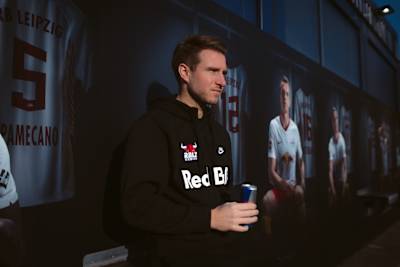 Fotografía promocional de Gaucho10 sosteniendo una lata de Red Bull