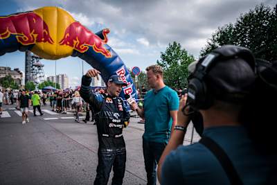 Kickster jako lotny reporter na Red Bull Car park Drift rozmawia z Kubą Przygońskim, 14 sierpnia 2022 r., Katowice