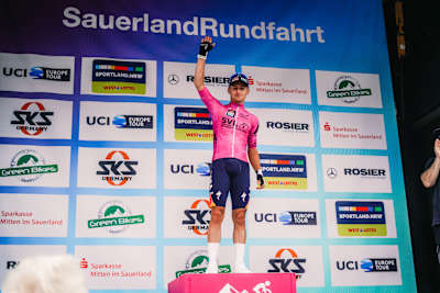 Paul Fietzke in the pink jersey of the overall leader.