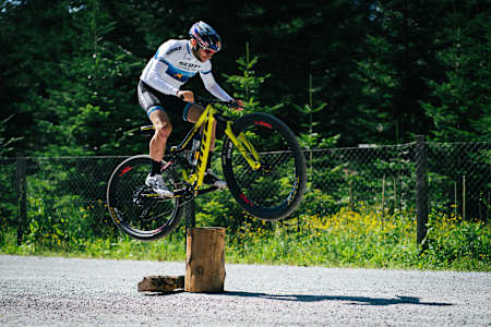 Lars Forster hace un bunny hop durante un entrenamiento en Suiza.