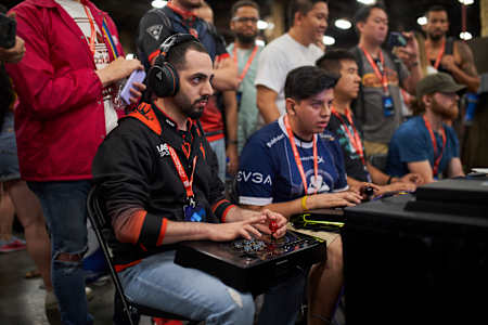Amjad "Angry Bird" Al Shalabi compite en Street Fighter V: Arcade Edition en Evo 2019, en el Mandalay Bay Convention Centre de Las Vegas, NV, EE.UU., el 3 de agosto de 2019. 