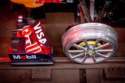 Red Bull Racing diseñó y construyó unas ruedas específicas para que el RB8 pudiera circular por los raíles del metro de Madrid.
