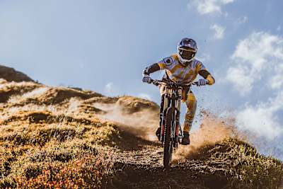 Gee Atherton rides on his the Ridgeline II 2022 course