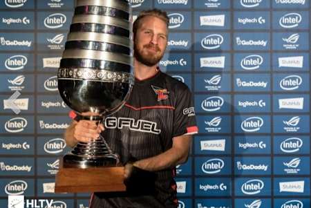 esport - CS:GO : Le joueur suédois Olofmeister avec son trophée.