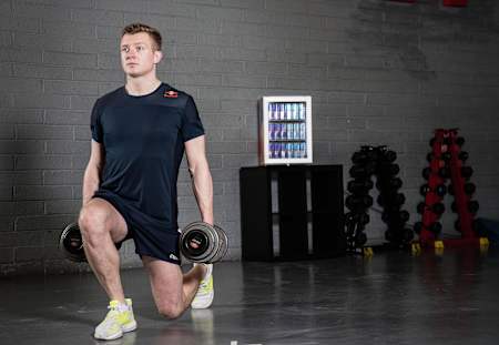 Joe Canning bei Hamstring-Übungen: Ausfallschritte mit Hanteln