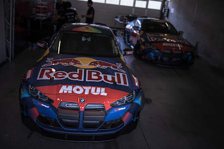 Foto der zwei optimierten BMW G82 M4 Competition Cars in der Garage am Red Bull Ring in Spielberg, Österreich.