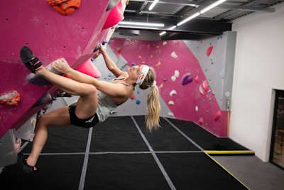 Shauna Coxsey beim Bouldern im The Climbing Hangar Matchworks in Liverpool, Vereinigtes Königreich, am 4. Januar 2021.