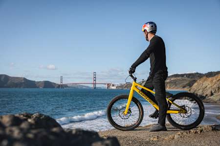 Danny MacAskill auf seinem speziell angefertigten Santa Cruz Trial-Bike in San Francisco.