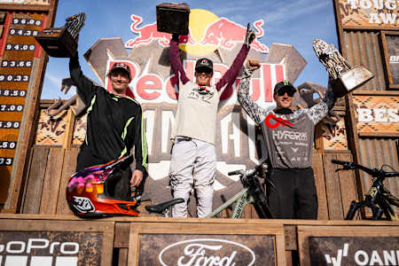  Hayden Zablotny, Thomas Genon a Tom Van Steenbergen slaví během závodu Red Bull Rampage v americkém Virginu (Utah) 19. října 2025. 