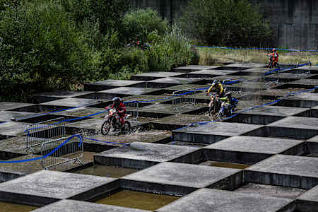 Die Teilnehmer fahren am zweiten Tag der FIM Hard Enduro World Championship 2023 Stop 3 - Red Bull Romaniacs in Sibiu, Rumänien, am 27. Juli 2023.