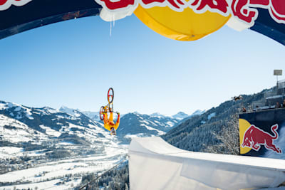 El ciclista de montaña austriaco Fabio Wibmer realiza una voltereta hacia atrás mientras desciende por el Streif en Kitzbuhel, Austria. 