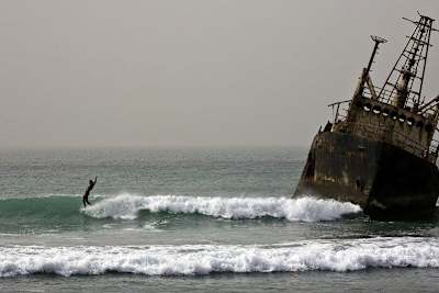 Campo minado em solo e navios afundados no mar