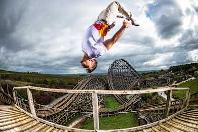 Freerunning-Profi Jason Paul performt während der Dreharbeiten zu Jason Paul's Wild Ride in Tripsdrill.