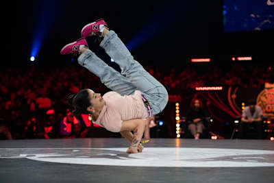 B-girl Carito laat een air chair freeze zien