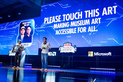 Ako jeden z 10 najlepších tímov vo svetovom finále Red Bull Basement, Zain Samdani a Ramin Udash z Nemecka predvádzajú svoj nápad „Please Touch This Art“ v San Franciscu v USA 3. júna 2026.