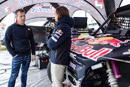 Cristina Gutierrez et Sebastian Loeb discutent sur le bivouac du BP Ultimate Rally-Raid 2024 à Grandola, au Portugal.