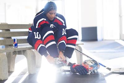 Laila Edwards, 12 Kasım 2024'te ABD'nin Wisconsin eyaletine bağlı Madison şehrinde buz hokeyi maçına hazırlanıyor.
