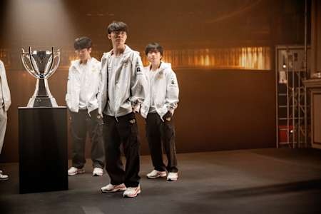 Fünf Mal Weltmeister - das gab’s noch nie: T1 (Faker, Zeus l. und Keria r.)