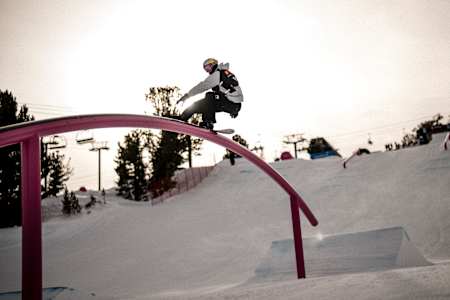 Le snowboardeur Luke Winkelmann fait un jib.