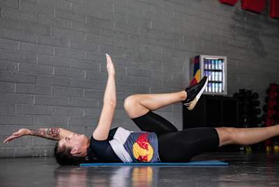 Ashling Thompson fait des dead bugs pour renforcer ses abdominaux lors d'un entrainement.