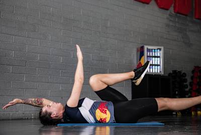 Ashling Thompson fait des dead bugs pour renforcer ses abdominaux lors d'un entrainement.