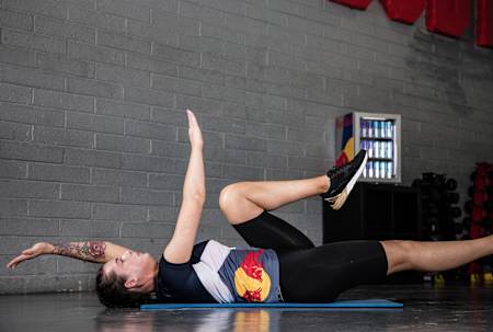 Ashling Thompson fait des dead bugs pour renforcer ses abdominaux lors d'un entrainement.