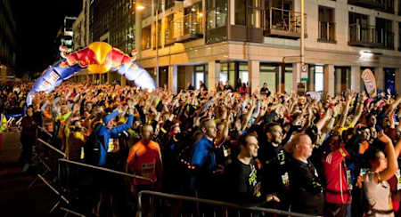 參賽者們在黑暗中奔跑之前在起跑線上等待。