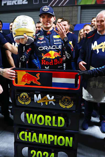 2024 F1 wereldkampioen coureurs Max Verstappen viert feest met zijn team na de F1 Grand Prix van Las Vegas op Las Vegas Strip Circuit op 23 november 2024.