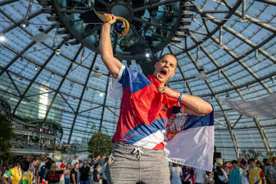 Le Serbe Lazar Krstić s'est imposé dans la catégorie distance parcourue lors de la finale mondiale du championnat du monde d'avions en papier Red Bull Paper Wings 2022.