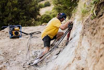 Remy Morton lors de la construction de la Dream Track de Brook Macdonald à Woodstock Farm, Motueka, Nouvelle-Zélande, le 11 janvier 2022.