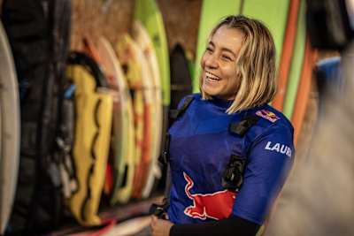 Laura Coviella posa para un retrato en Nazaré, Portugal