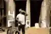George Ntavoutian durante il suo progetto Full Loop BMX in Grecia, bevendo una lattina di Red Bull