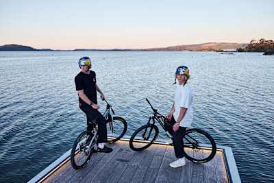 Erik Fedko und Emil Johansson posieren in Rotorua, Neuseeland.