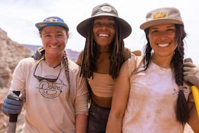 Hannah Bergemann, Brooklyn Bell und Krystin Norman posieren am "Dig Day" von Red Bull Formation 2021 in Virgin, Utah, USA.