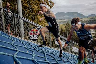 Alexander Brandner-Egger et Michael Strasser se produisent lors du Red Bull 400 à Bischofshofen, en Autriche, le 3 octobre 2020.