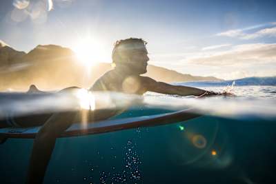 Le surfeur Eli Hanneman sur sa planche de surf à Teahupoo, Tahiti.