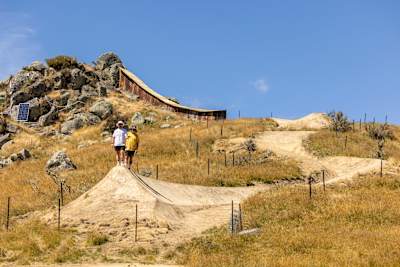Brook Macdonald et Remy Morton lors de la construction de la piste de rêve à Woodstock Farm, Motueka, Nouvelle-Zélande, le 11 janvier 2022.