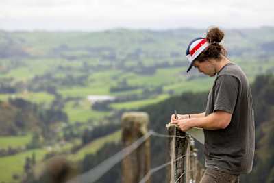 Remy Morton écrit des idées pour la construction de la Dream Track de Brook Macdonald à Woodstock Farm, Motueka, Nouvelle-Zélande, le 28 octobre 2021.