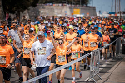 Teilnehmer laufen beim Wings for Life World Run 2023 in Zadar, Kroatien. 