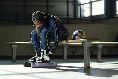 Maame Biney bereitet sich auf das Training auf dem Eis vor.