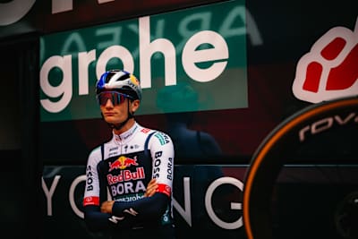 Giulio Pellizzari fotografato alla Volta a Catalunya, vinta dal compagno Primoz Roglic.