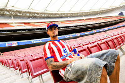 Marc Pubill posa en el estadio Riyadh Air Metropolitano.