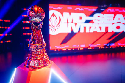Ein Foto der Trophäe beim MSI-Finale 2025 im Pacific Coliseum in Vancouver, Kanada, am 12. Juli 2025.