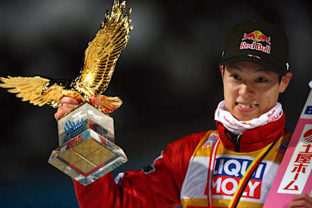 Skispringer Ryōyū Kobayashi präsentiert nach Abschluss der Vierschanzentournee 2021/22 stolz seinen goldenen Adler.